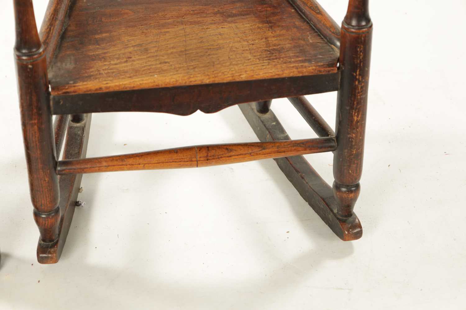 A 19TH CENTURY ELM CHILD'S SPINDLE BACK ROCKING CHAIR - Image 5 of 8