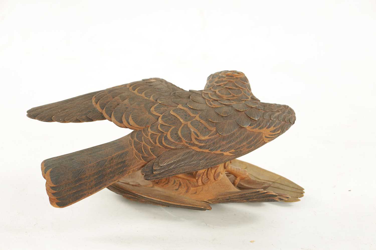 A JAPANESE MEIJI PERIOD CARVED WOOD OKIMONO OF TWO QUARRELLING HAWKS - Image 4 of 7