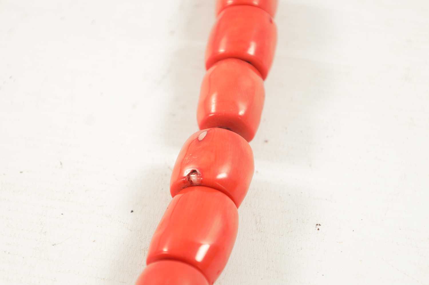 A VINTAGE LARGE CORAL BEAD NECKLACE - Image 2 of 4