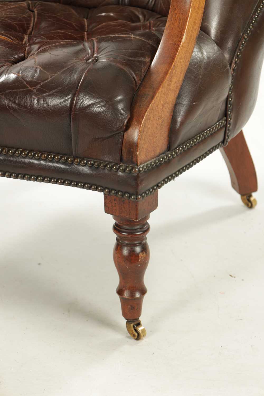 A WILLIAM IV LEATHER BUTTON BACK LEATHER UPHOLSTERED MAHOGANY LIBRARY CHIAR - Image 3 of 8