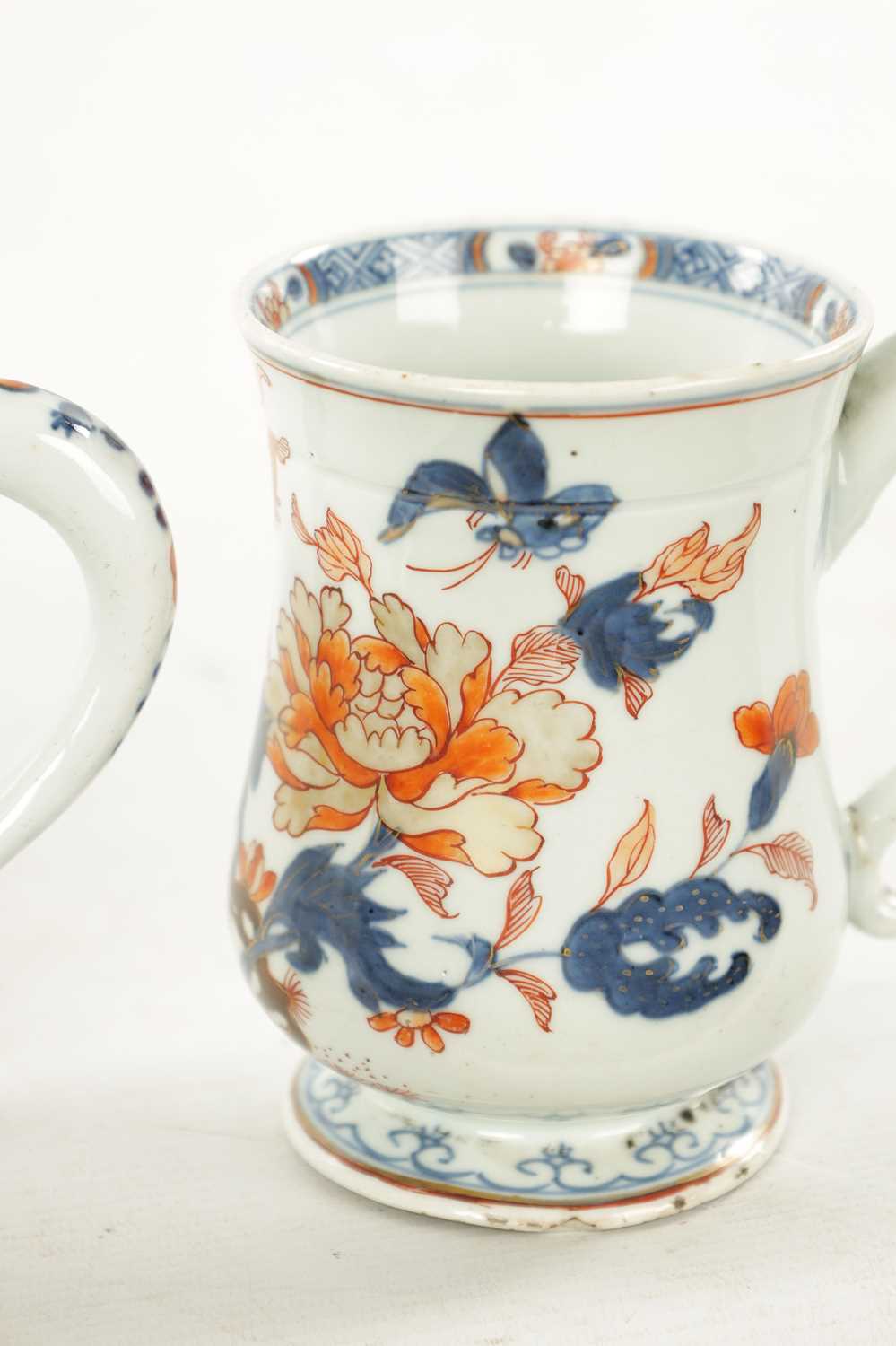 A PAIR OF 18TH CENTURY CHINESE IMARI TANKARDS - Image 3 of 7