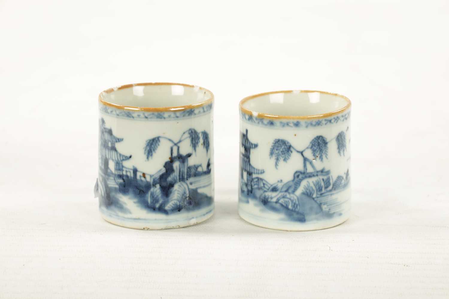 A PAIR OF 18TH CENTURY CHINESE BLUE AND WHITE MUGS - Image 3 of 6