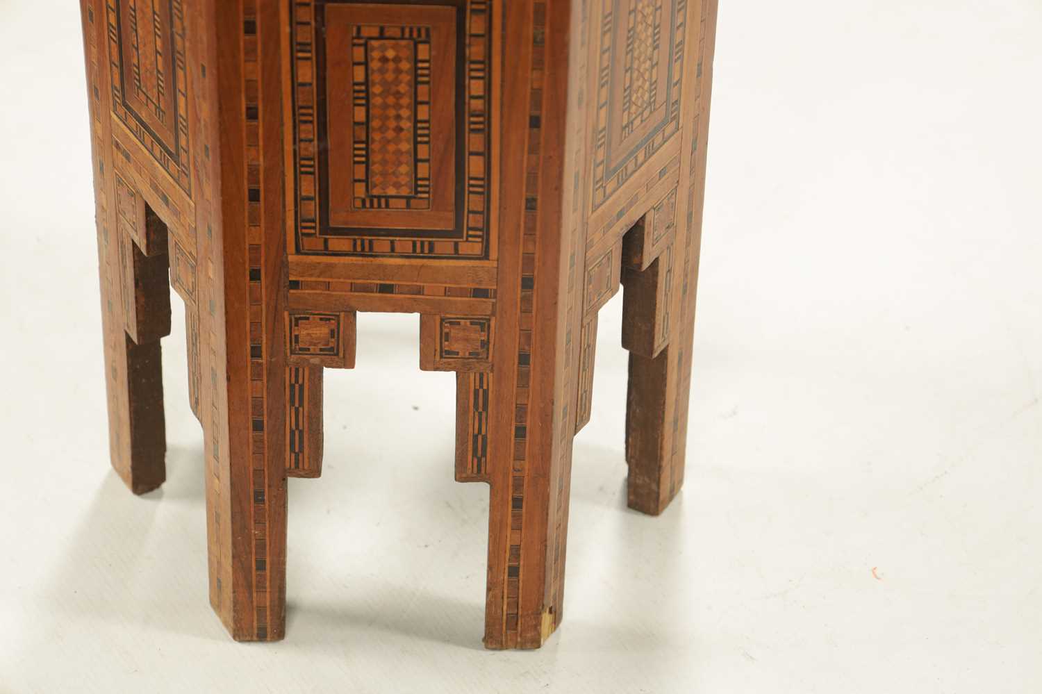 A 19TH CENTURY EASTERN OTTOMAN STYLE INLAID OCCASIONAL TABLE - Image 4 of 5