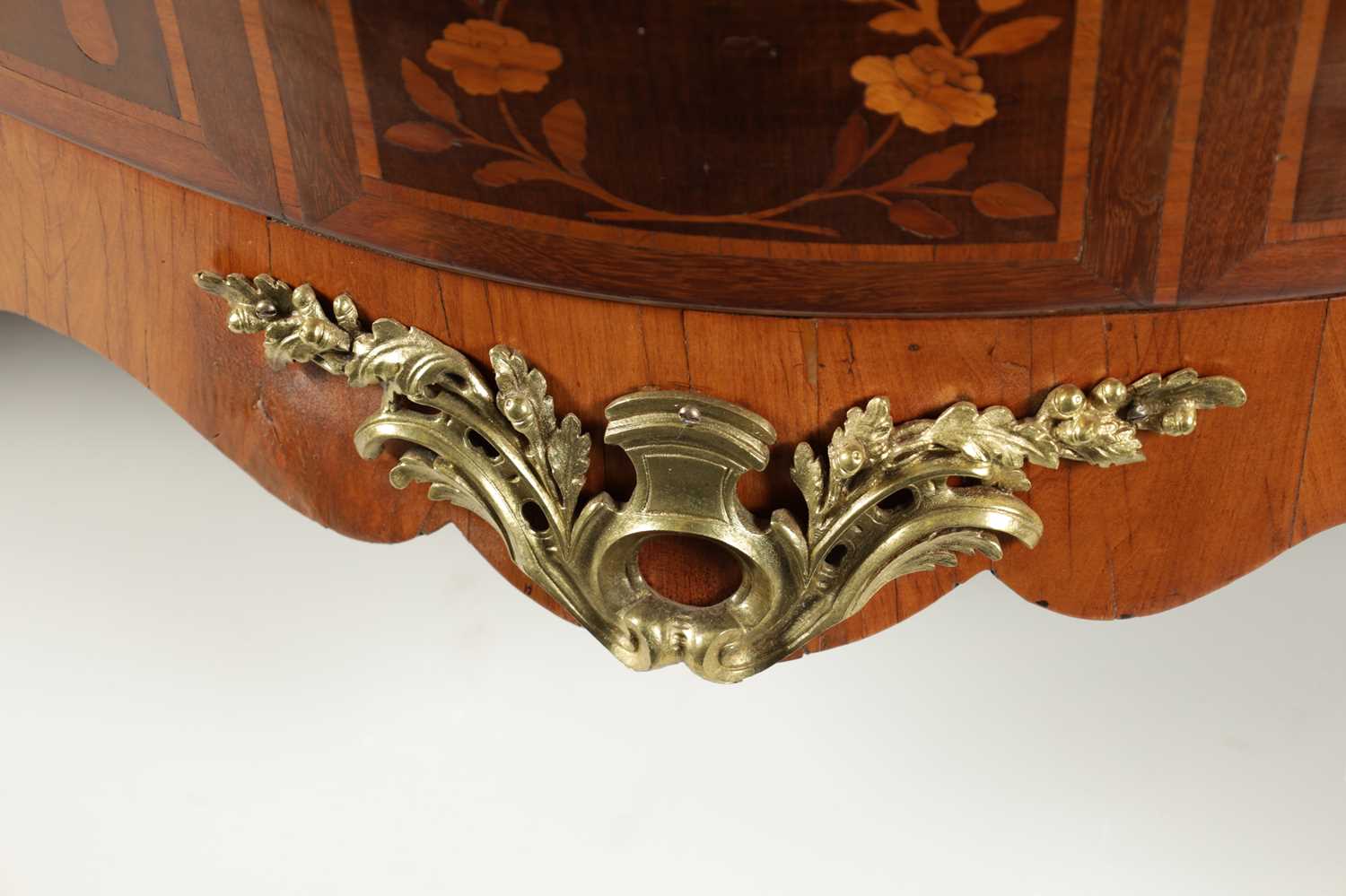 A FINE GEORGE II ENGLISH MARQUETRY COMMODE IN THE MANNER OF HENRY HILL - Image 18 of 23