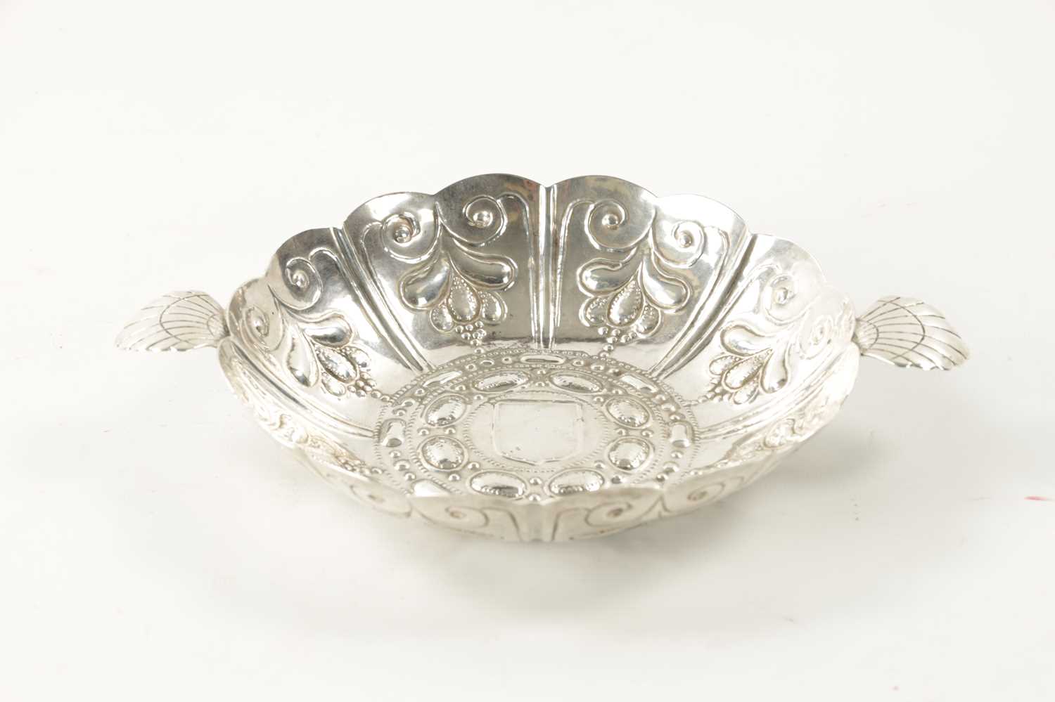 A FINE WILLIAM III SILVER SWEETMEAT DISH - Image 2 of 5