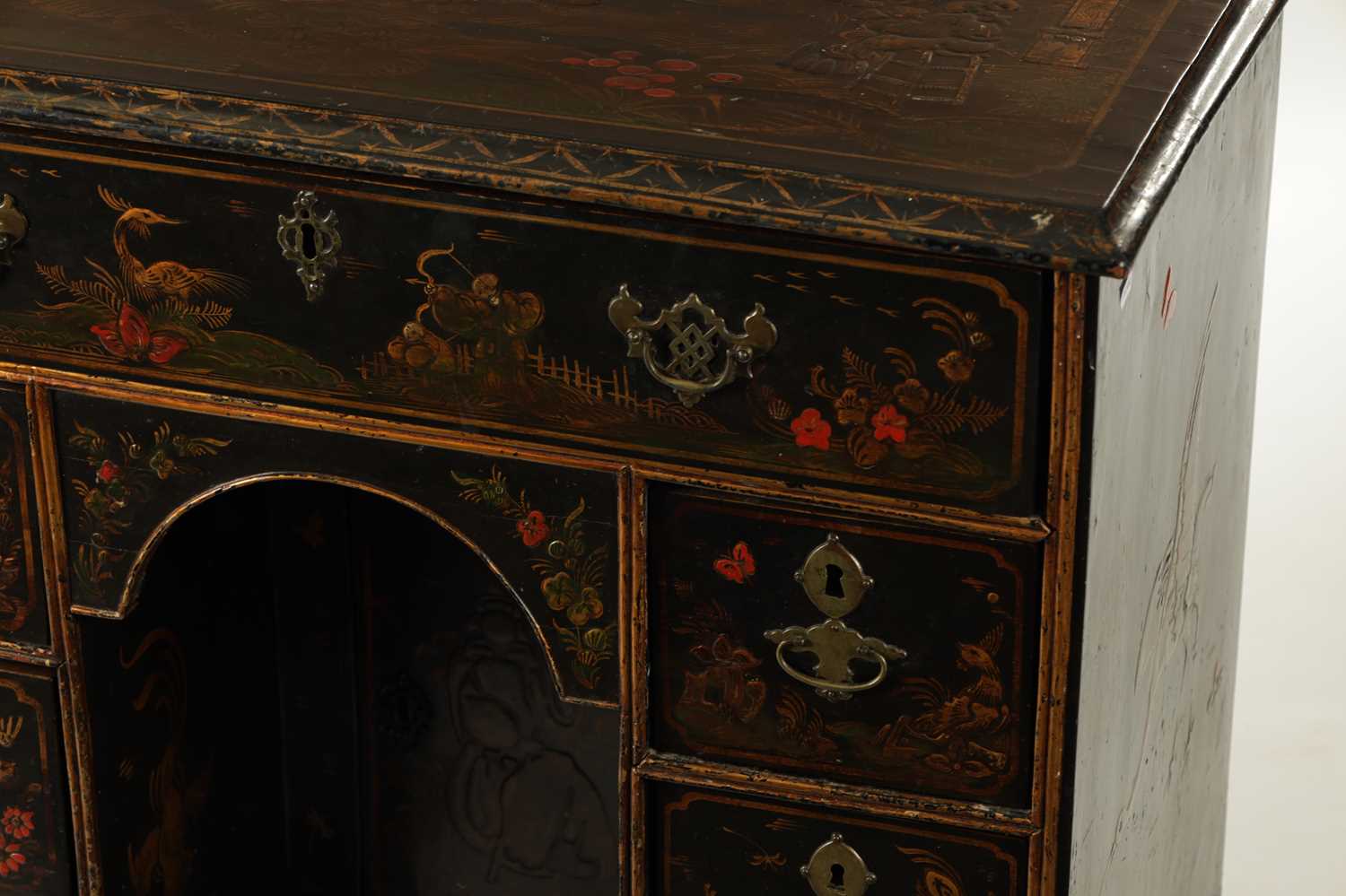 A GOOD QUEEN ANNE CHINOISERIE DECORATED LACQUER WORK KNEEHOLE DESK - Bild 6 aus 15