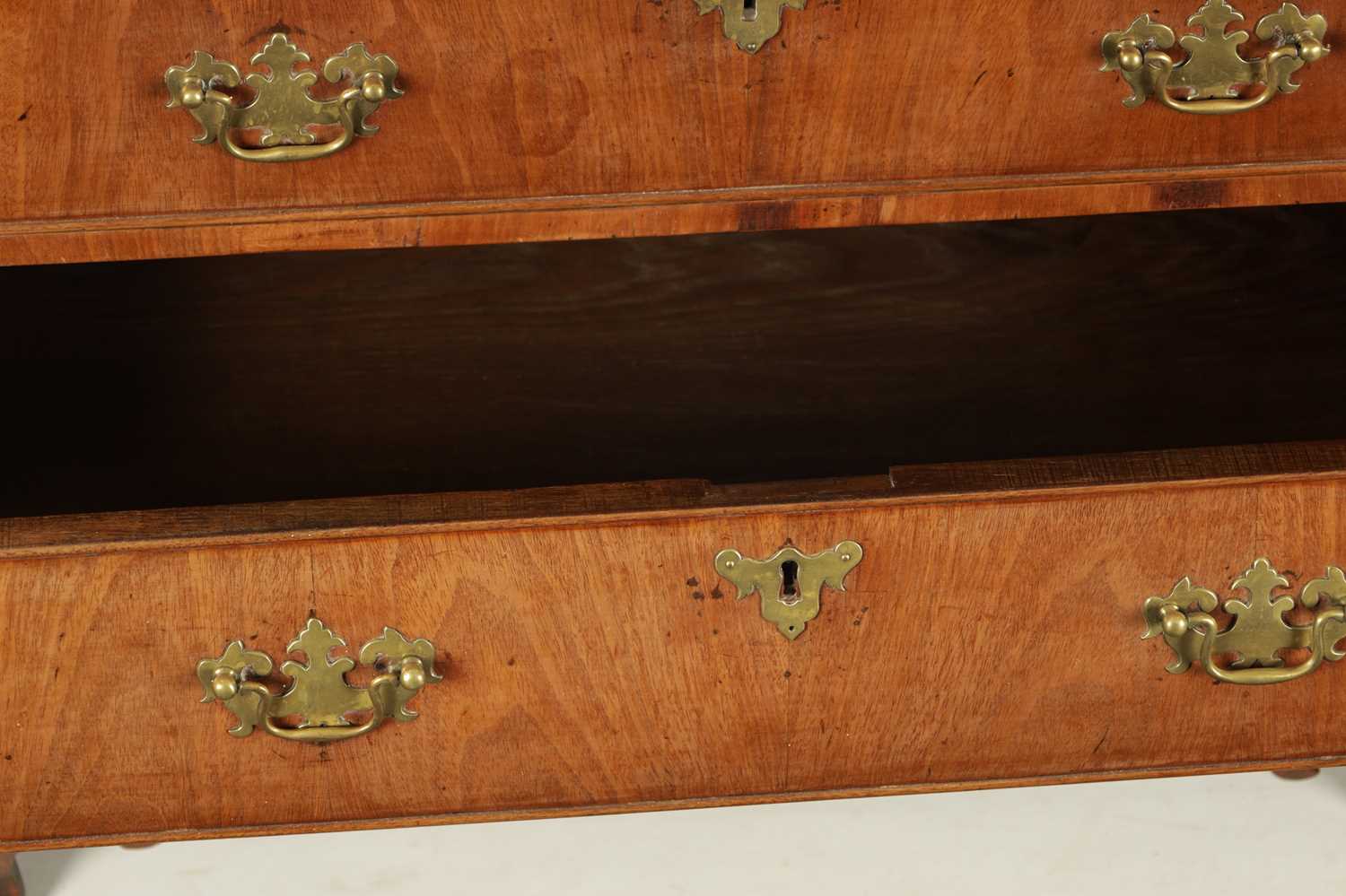 AN 18TH CENTURY FIGURED MAHOGANY BOMBE SHAPED CHEST OF DRAWERS - Image 6 of 8