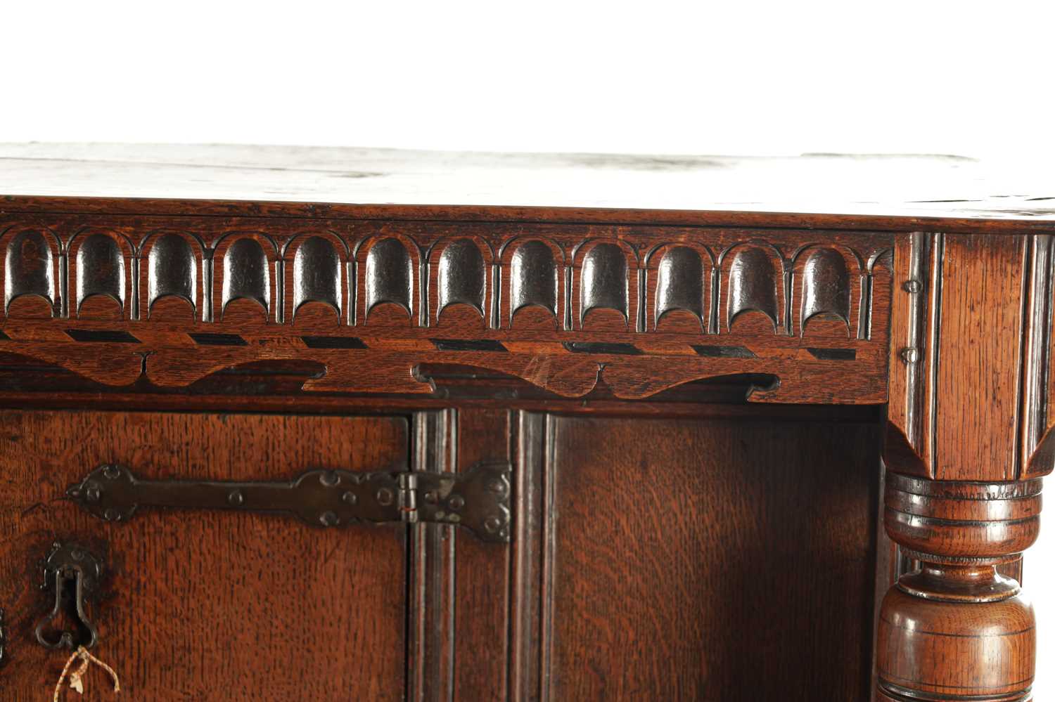 A RARE 17TH CENTURY JOINED OAK CARVED COURT CUPBOARD/BUFFET - Image 2 of 6