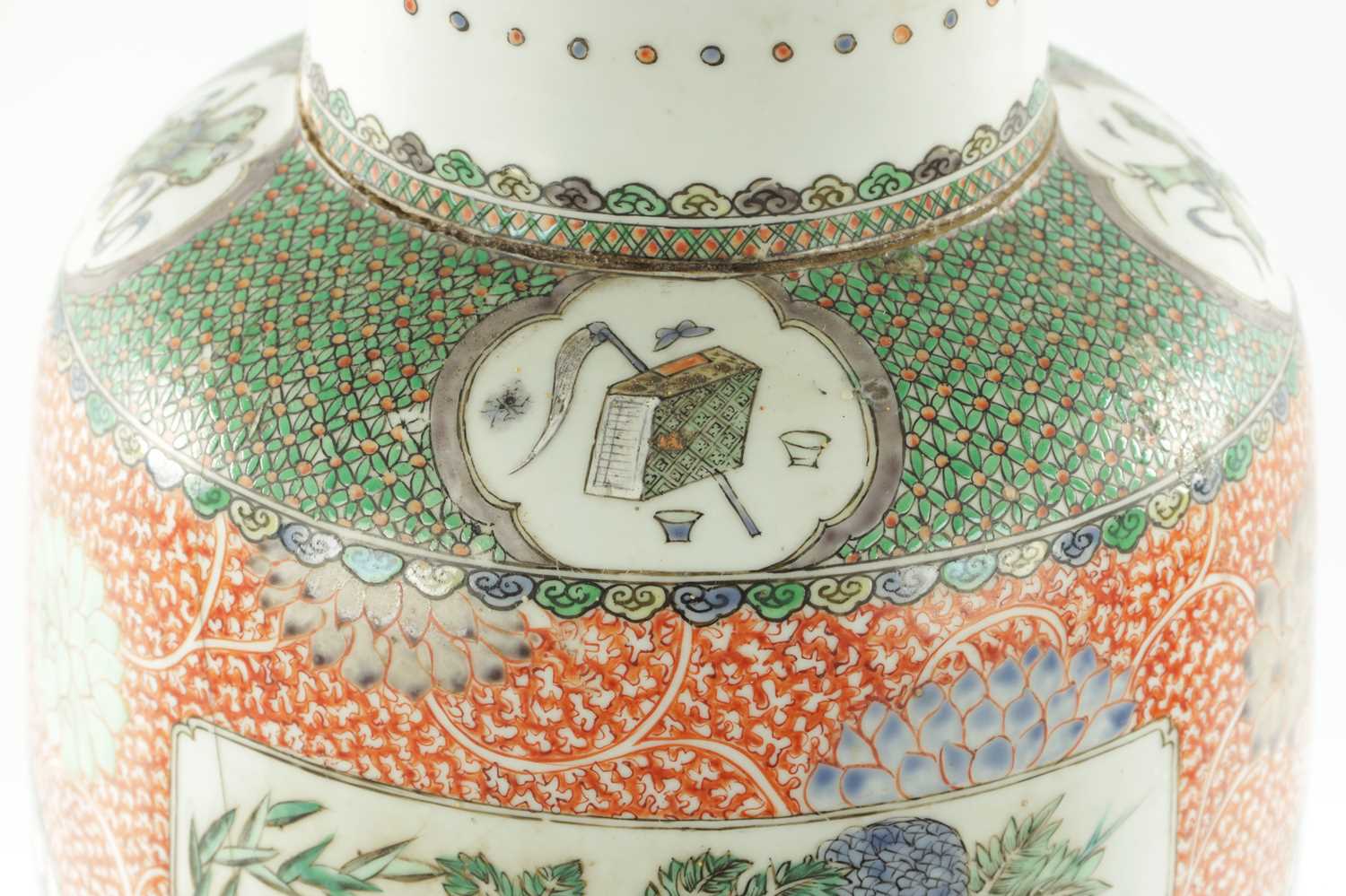 A LARGE 18TH CENTURY CHINESE FAMILLE VERTE PORCELAIN VASE - Image 4 of 15