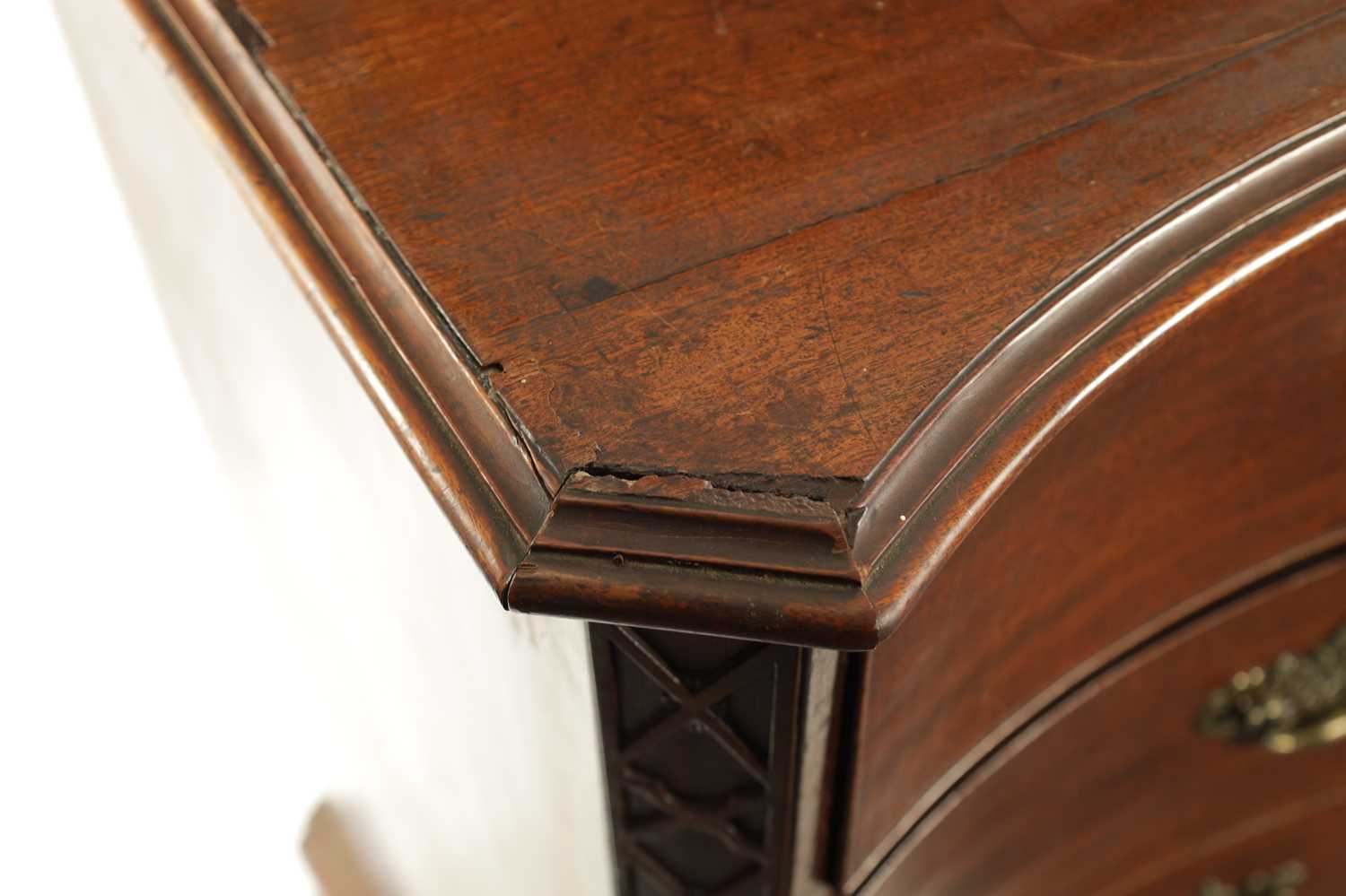 A LARGE GEORGE III CHIPPENDALE PERIOD MAHOGANY COUNTRY HOUSE SERPENTINE CHEST OF DRAWERS - Image 8 of 11