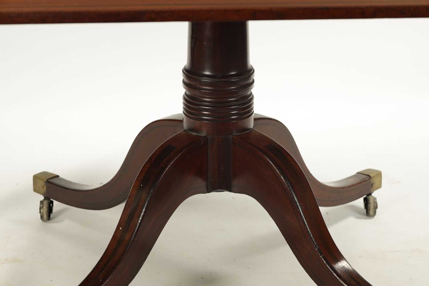 A GOOD REGENCY MAHOGANY AND EBONY INLAID PEDESTAL DINING TABLE OF LARGE SIZE - Image 3 of 9