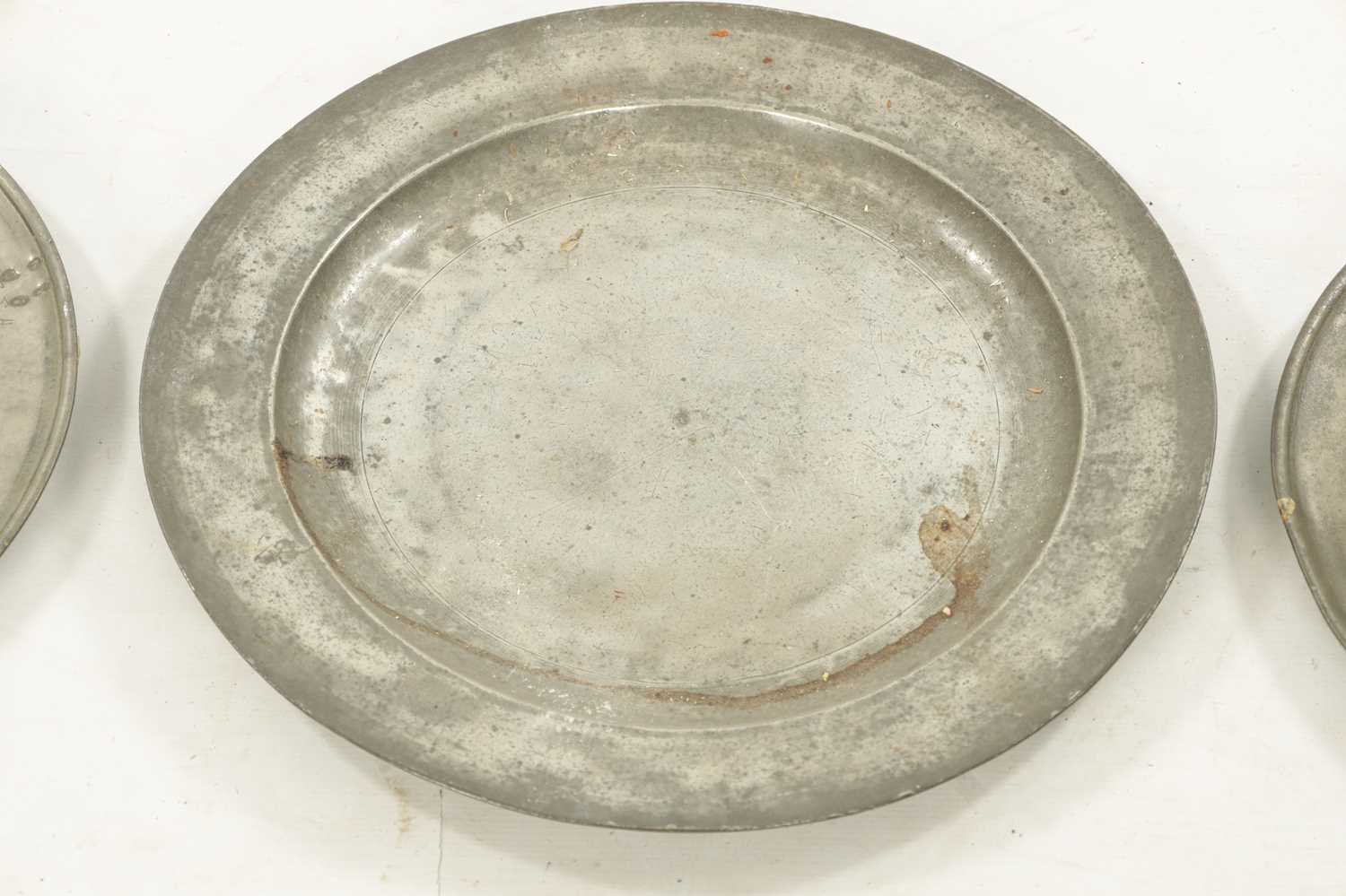 A SET OF FOUR 18TH CENTURY PEWTER PLATES AND A LIPPED TANKARD - Image 6 of 18