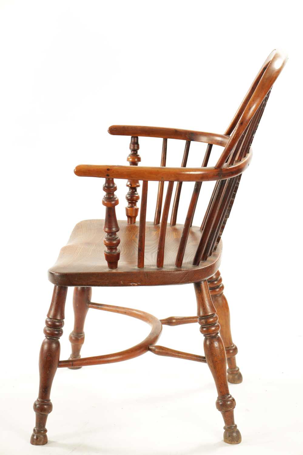 AN EARLY 19TH CENTURY NOTTINGHAMSHIRE YEW-WOOD LOW BACK WINDSOR CHAIR - Image 7 of 8