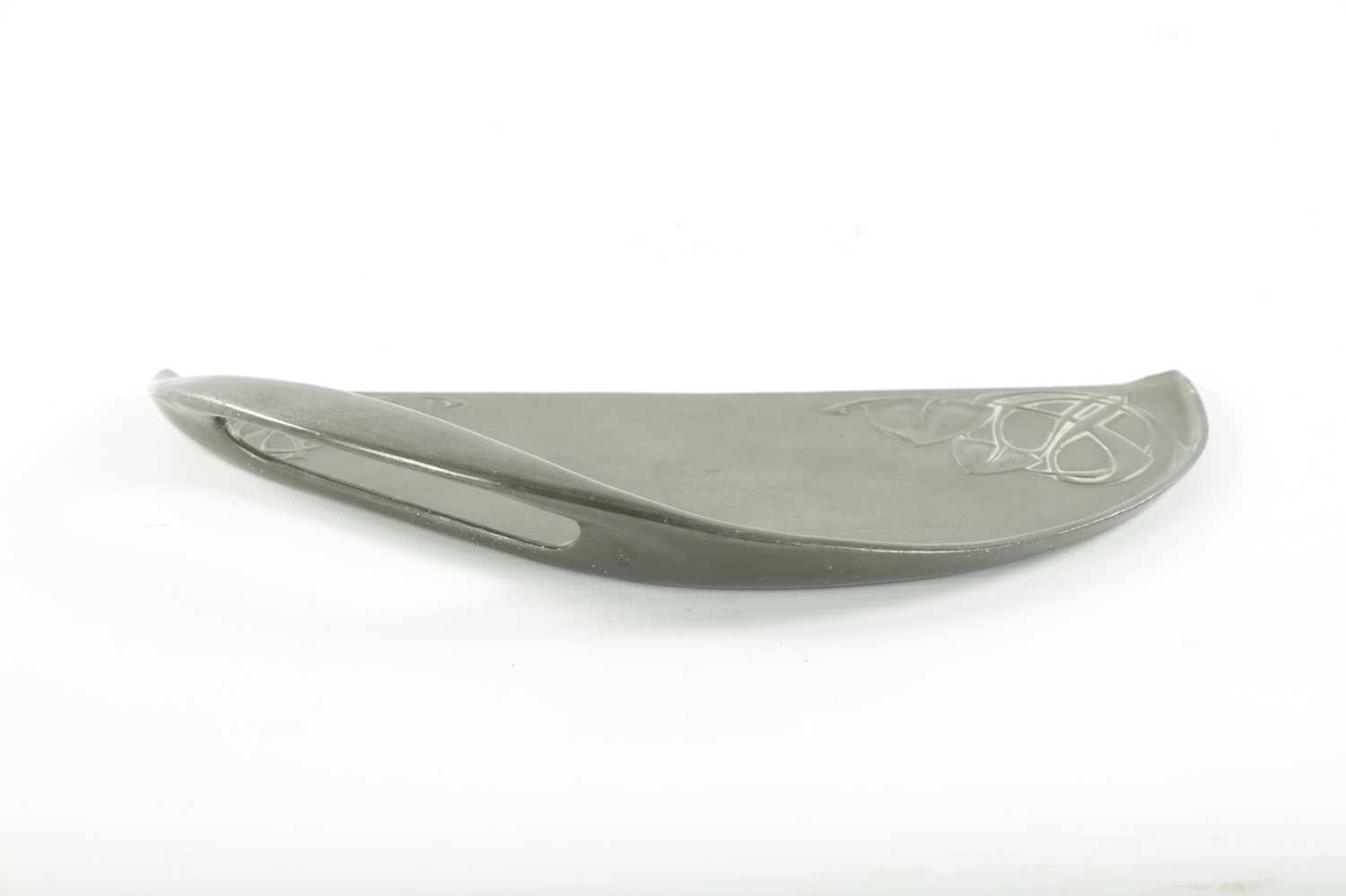 A LATE 19TH CENTURY PEWTER ARCHIBALD KNOX CRUMB TRAY - Image 6 of 8