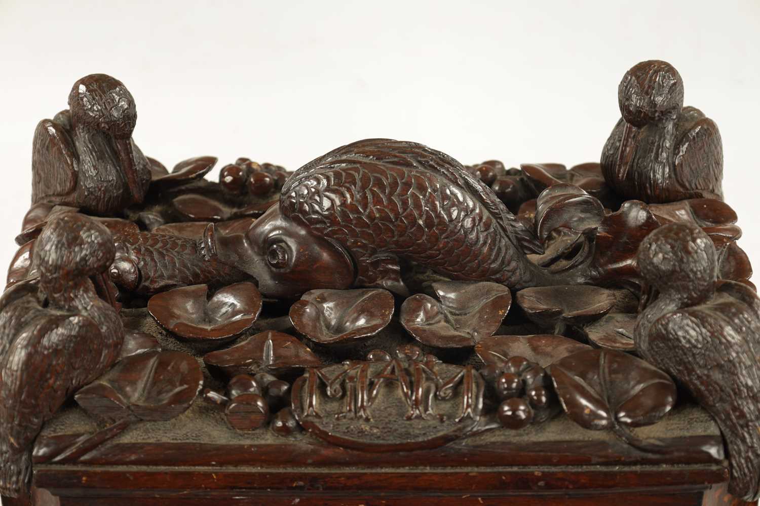 AN IMPRESSIVE 18TH CENTURY CONTINENTAL CARVED HARDWOOD TABLE CASKET - Image 2 of 6