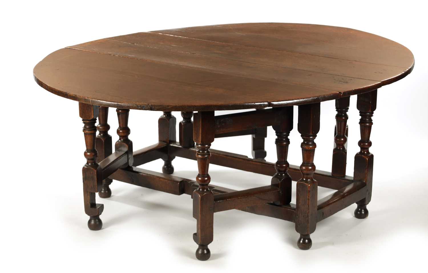 A LARGE 17TH CENTURY JOINED OAK EIGHT SEATER GATE LEG TABLE - Image 2 of 4