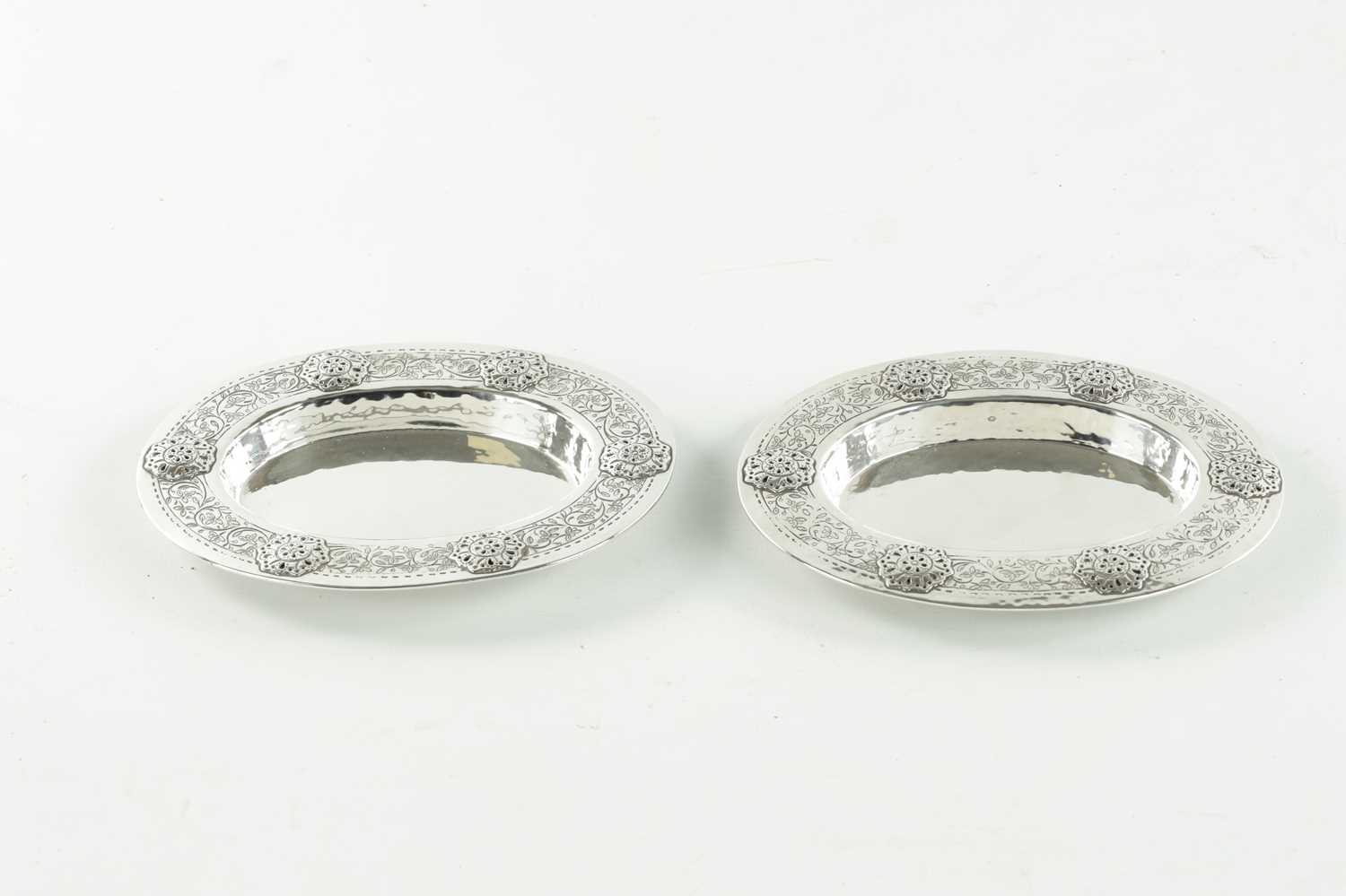 A PAIR OF LIBERTY & CO. ARTS AND CRAFTS SILVER OVAL DISHES DESIGNED BY BERNARD CUZNER - Image 3 of 5