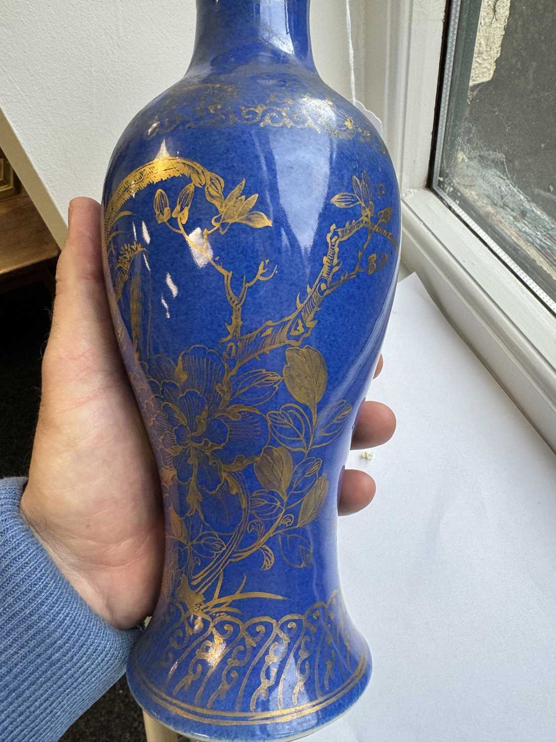 AN 18TH CENTURY CHINESE POWDER BLUE VASE - Image 9 of 11