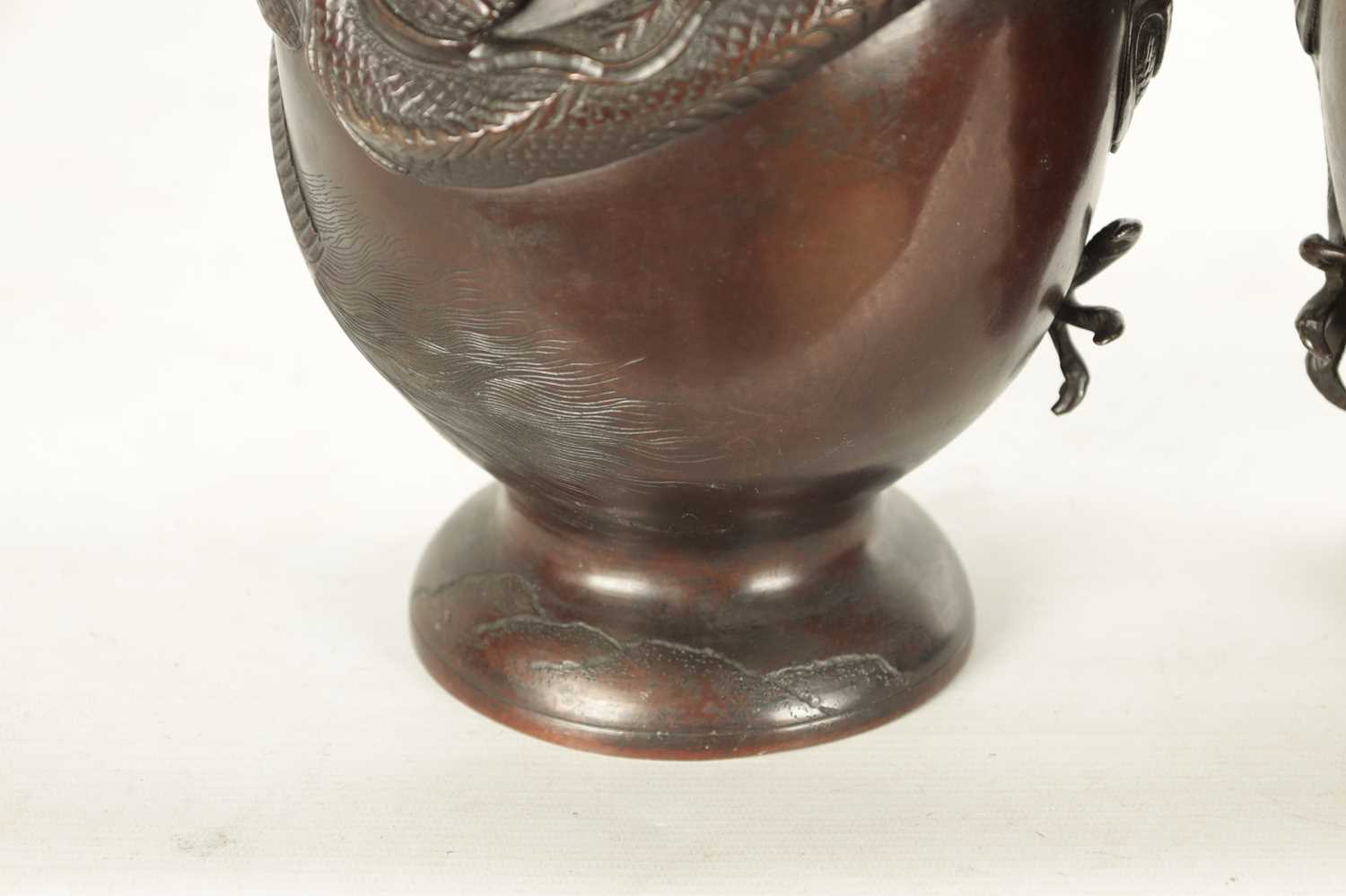 A PAIR OF TWO LATE 19TH CENTURY CHINESE BRONZE VASES - Image 7 of 9