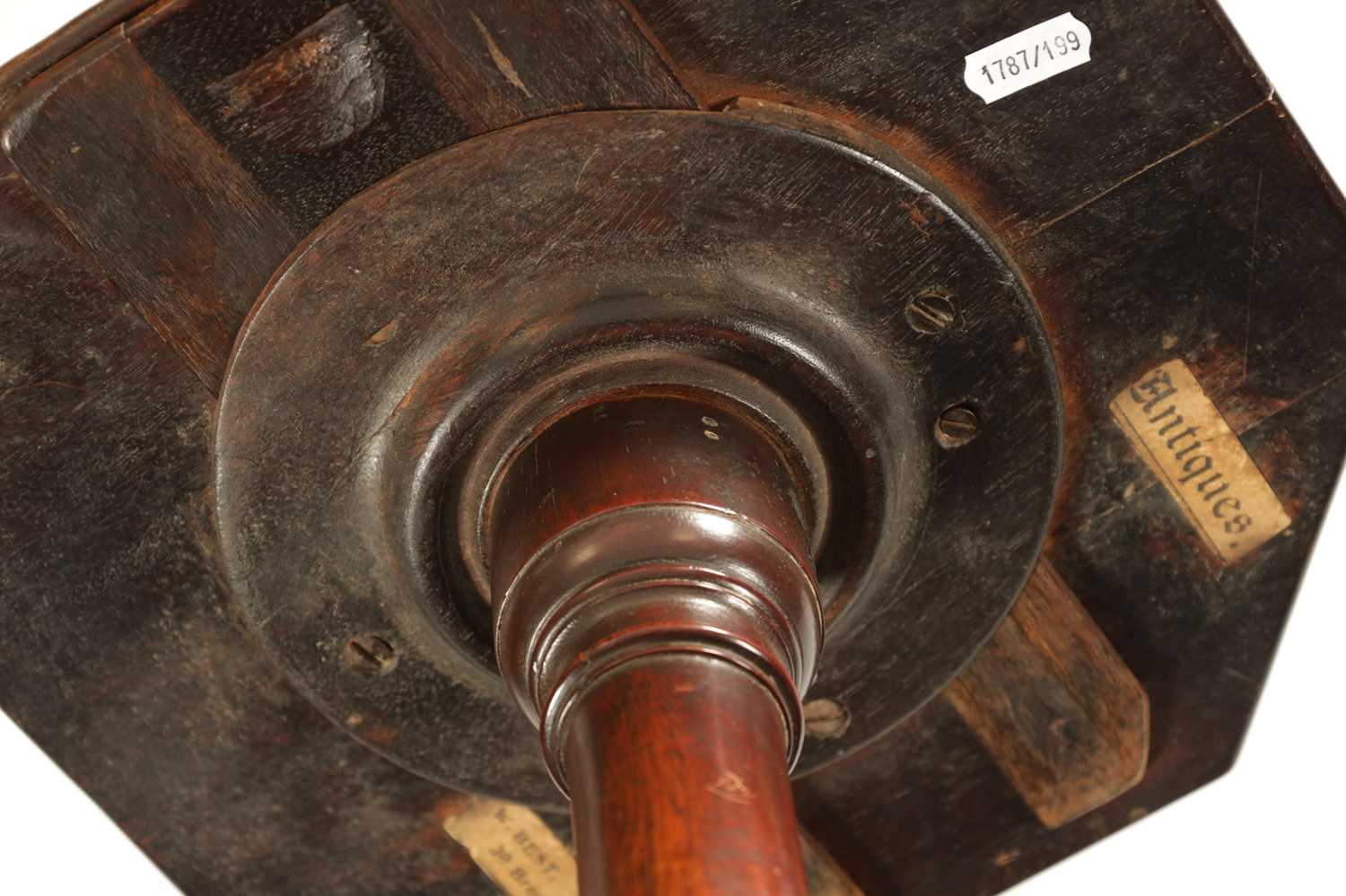 A GEORGE III MAHOGANY OCTAGONAL TOP KETTLE STAND - Image 5 of 5