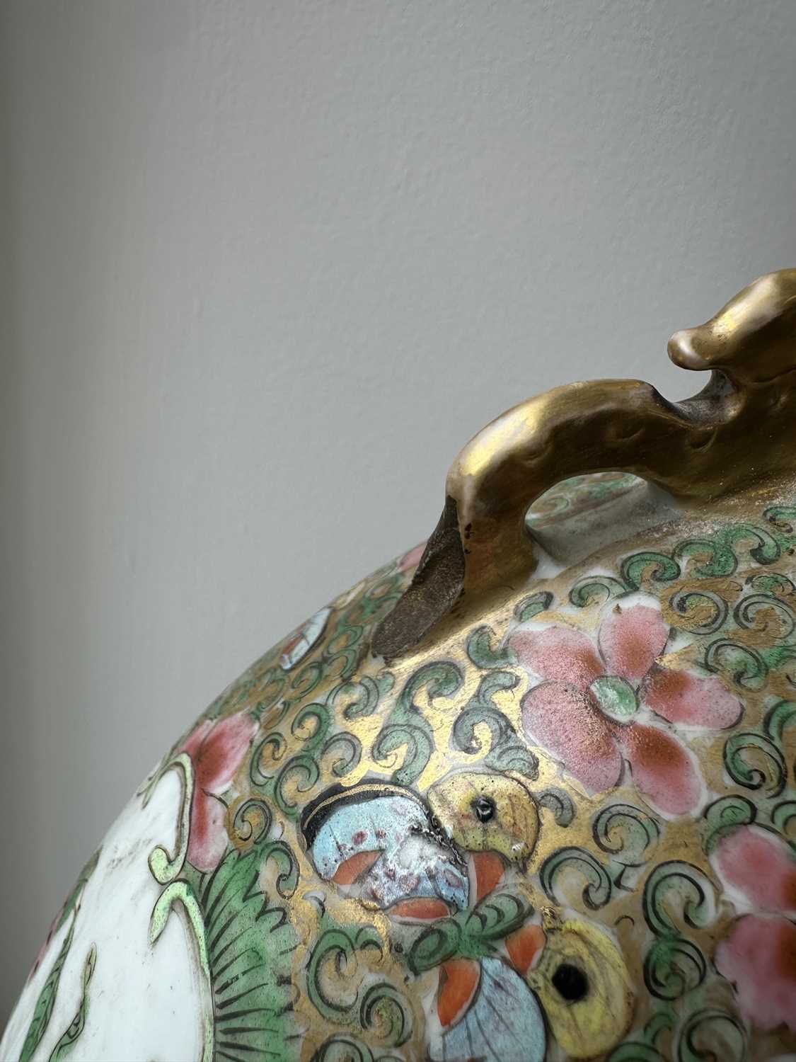 A 19TH CENTURY CHINESE CANTONESE PORCELAIN MOON FLASK - Image 17 of 17