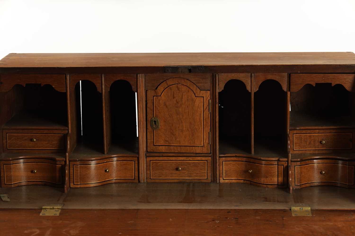 AN EARLY 18TH CENTURY COLONIAL PADOUK WOOD BUREAU - Image 6 of 9