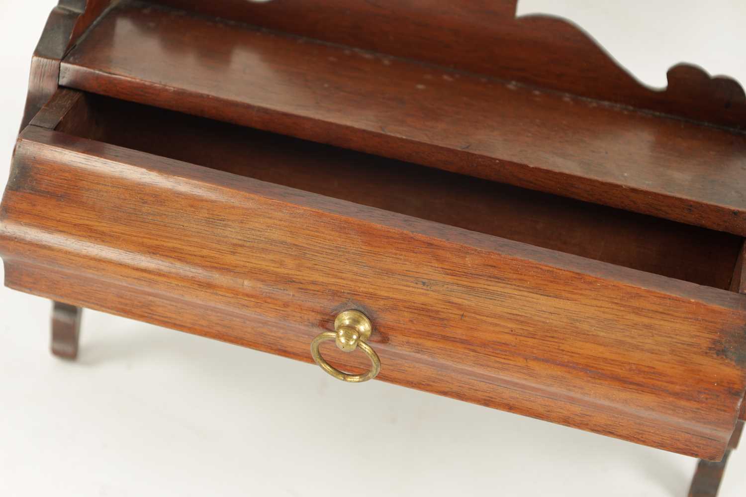 A 19TH CENTURY MAHOGANY HANGING PIPE RACK - Image 6 of 6