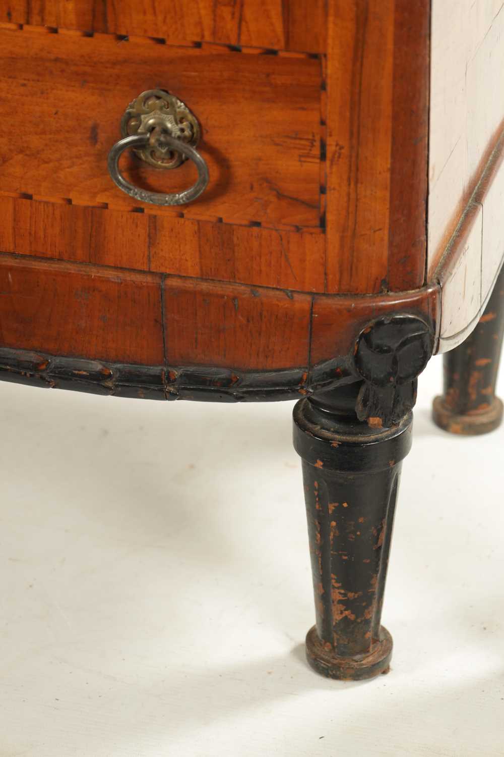 AN EARLY 18TH CENTURY ITALIAN OLIVE WOOD AND WALNUT CHEST OF DRAWERS - Image 4 of 8