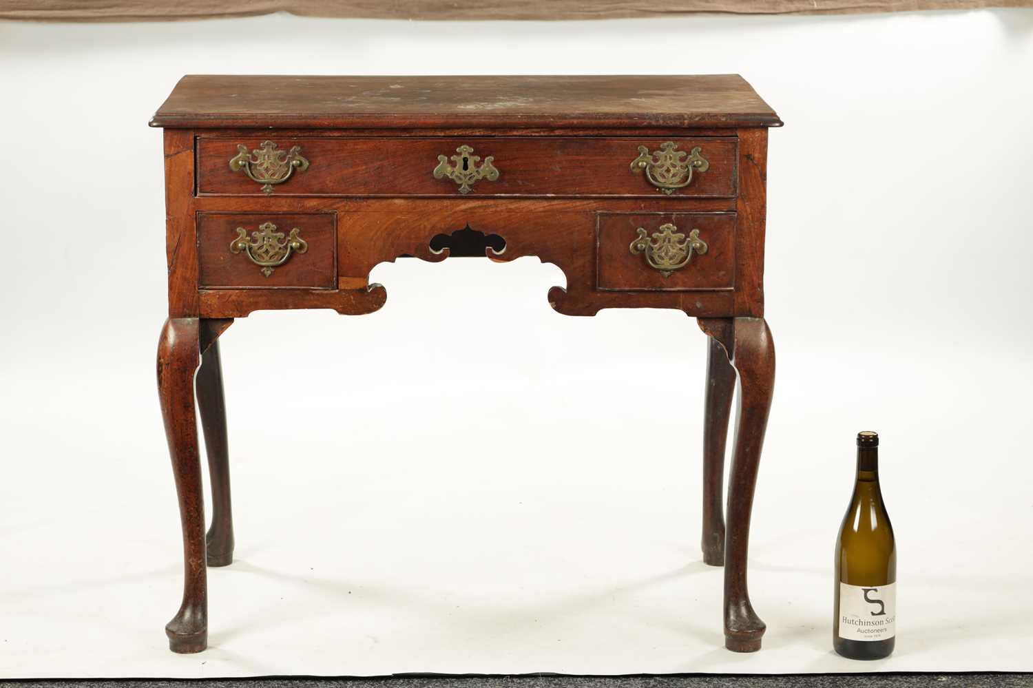 A MID 18TH CENTURY MAHOGANY LOWBOY - Image 2 of 10