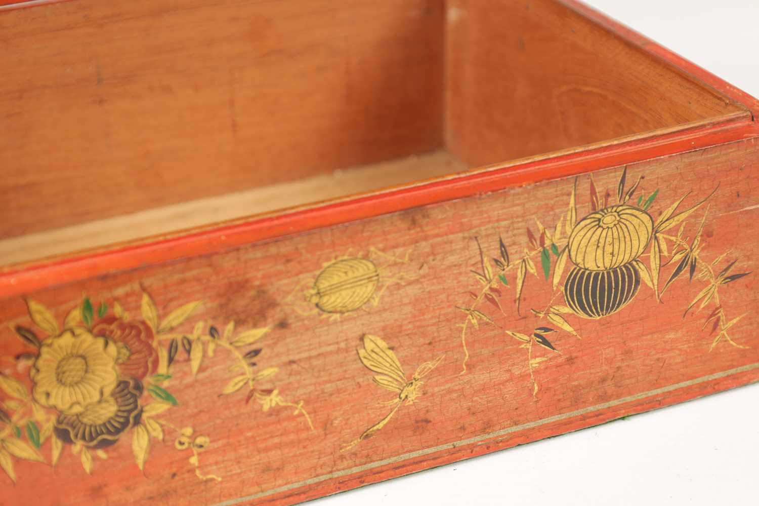 A 19TH CENTURY RED LACQUER AND CHINOISERIE DECORATED BOX - Bild 5 aus 6