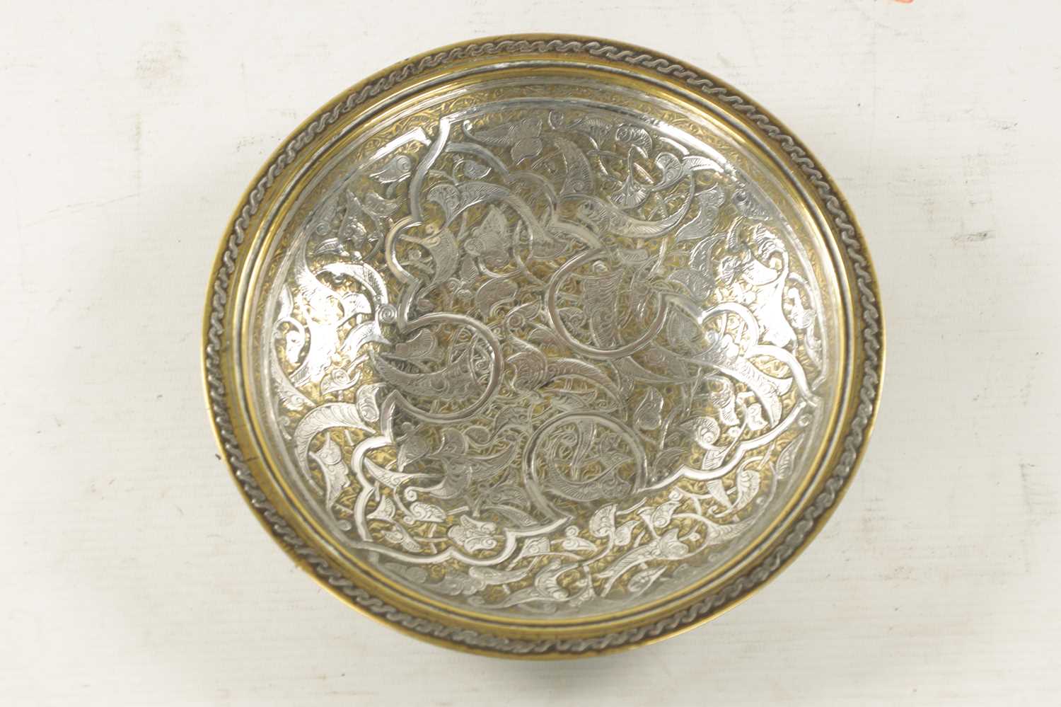 AN 18TH/19TH CENTURY MIDDLE EASTERN CAST BRASS AND SILVER INLAY SHALLOW BOWL - Image 2 of 5