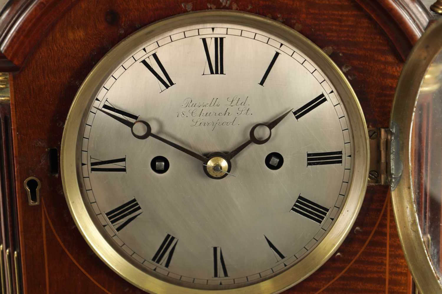 RUSSELLS LTD, LIVERPOOL. A SMALL EDWARDIAN DOUBLE FUSEE BRACKET CLOCK - Bild 3 aus 7