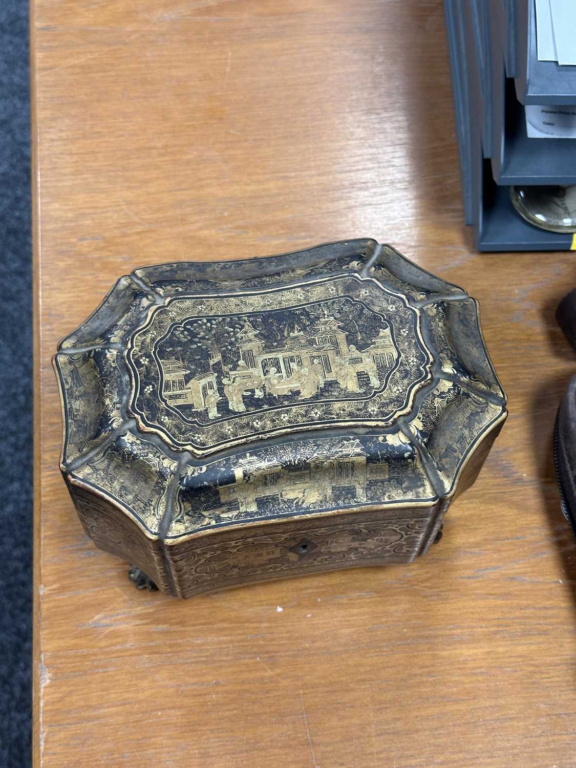 A GOOD 19TH CENTURY CHINESE EXPORT LACQUER WORK TEA CADDY - Image 10 of 13