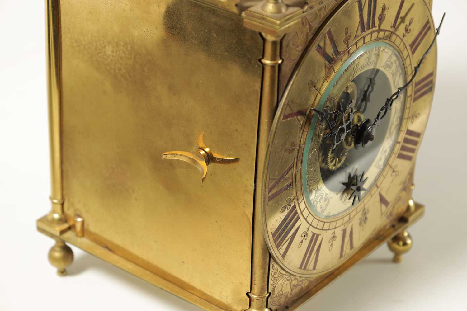 EUREKA CLOCK CO. LONDON. AN EARLY 20TH CENTURY LANTERN STYLE ELECTRIC MANTLE CLOCK - Image 6 of 11