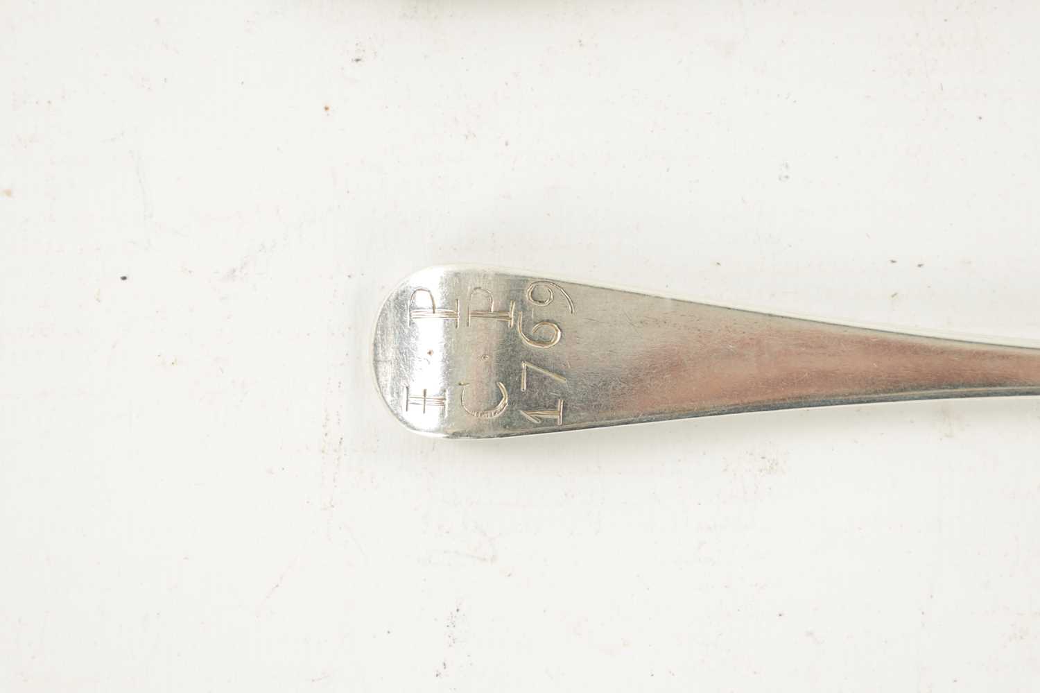 A PAIR OF GEORGE III SILVER SCROLLED SHELLED BACK TABLESPOONS - Image 6 of 6