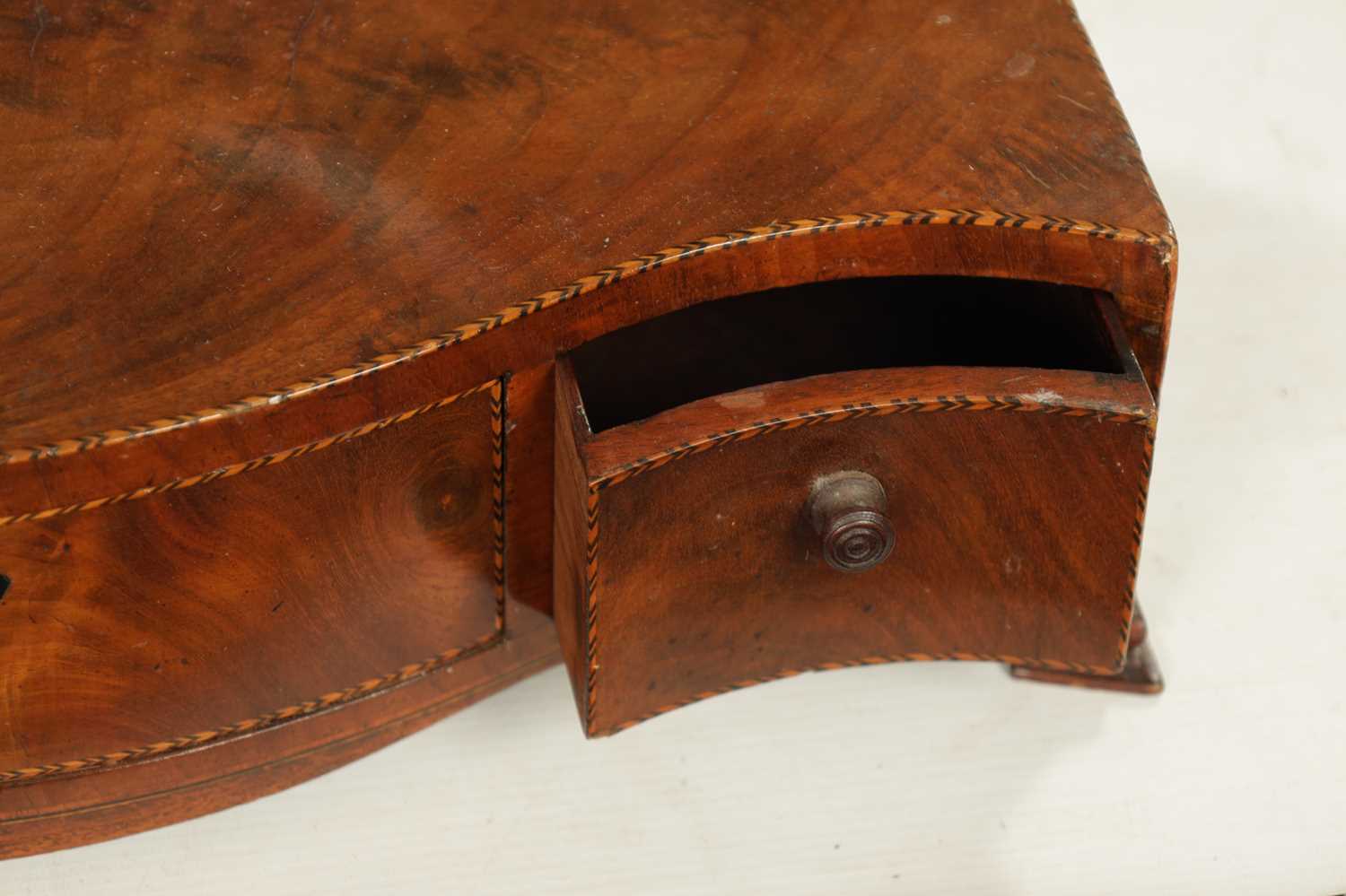 A GEORGE III MAHOGANY SERPENTINE DRESSING TABLE MIRROR - Image 4 of 6