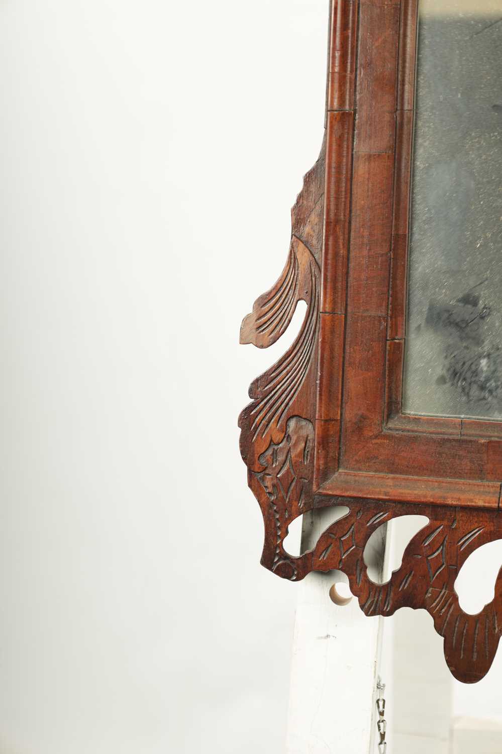 A LARGE MID 18TH CENTURY WALNUT HANGING MIRROR - Image 4 of 8