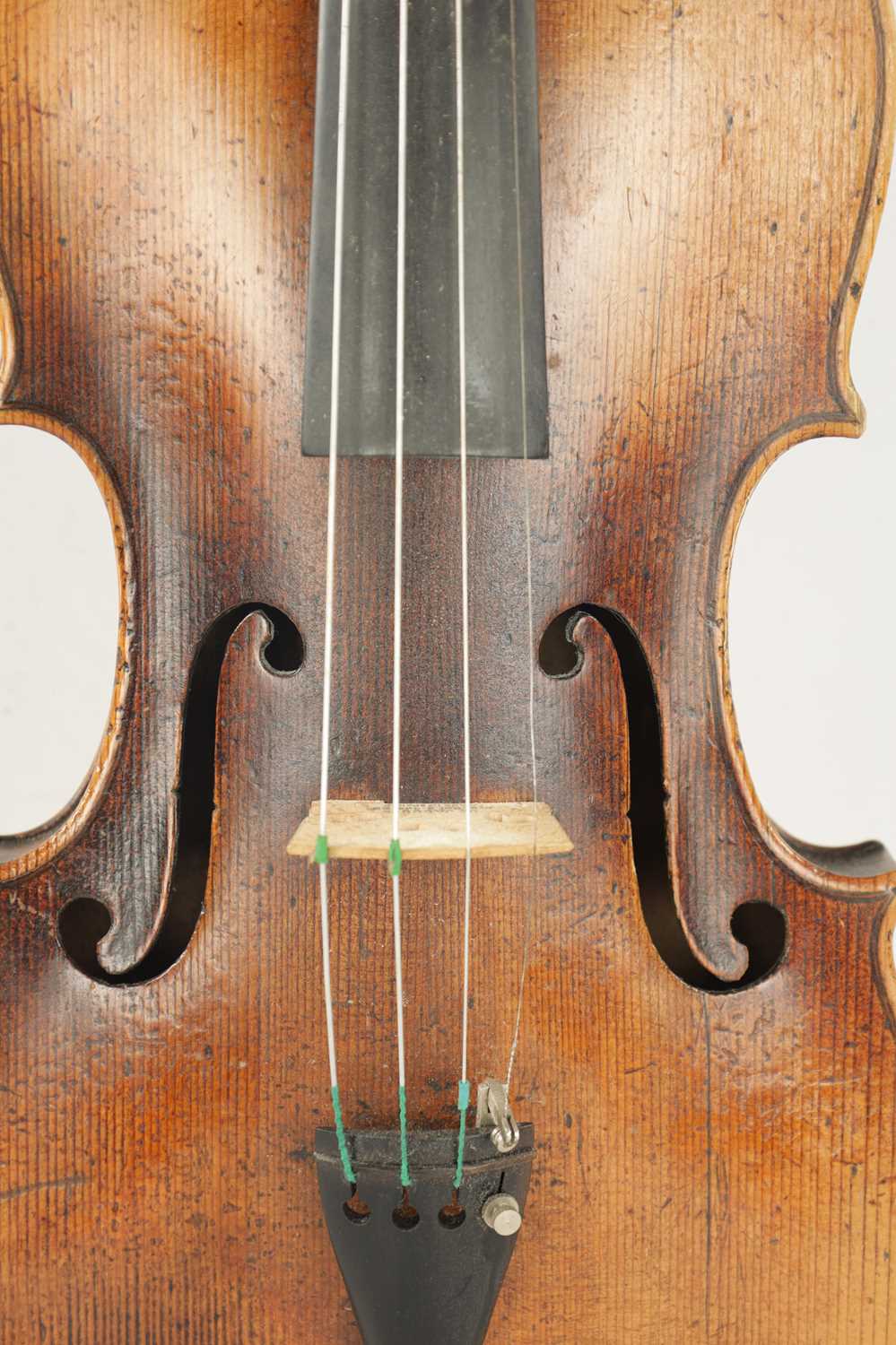 AN ANTIQUE VIOLIN - Image 4 of 12