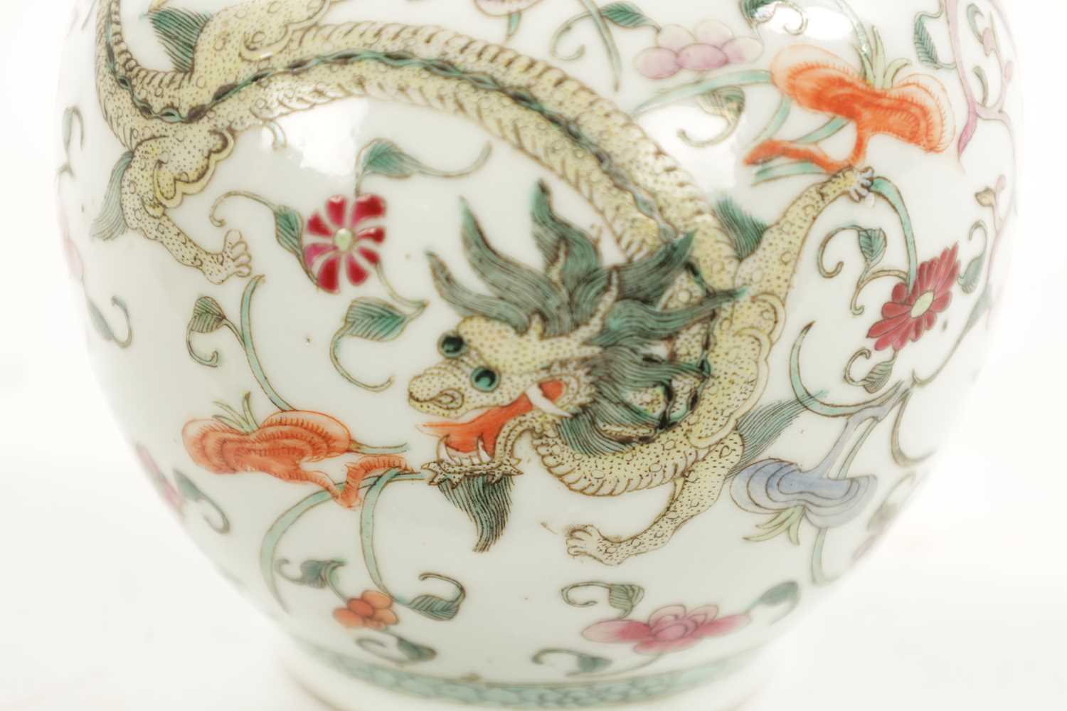 A 19TH CENTURY CHINESE FAMILLE ROSE BULBOUS VASE OF SMALL SIZE - Image 2 of 7