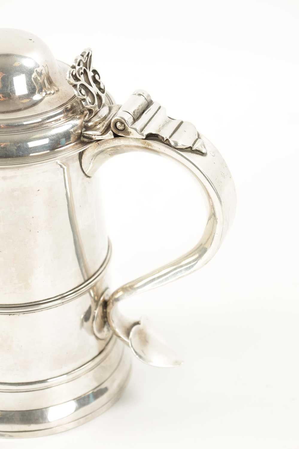 A GEORGE III SILVER TANKARD - Image 3 of 10