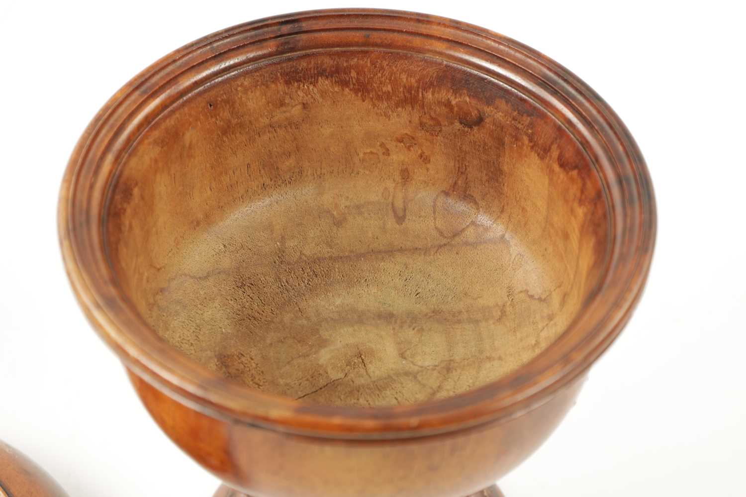 A 19TH CENTURY TREENWARE TURNED WALNUT CUP AND COVER OF LARGE SIZE - Bild 4 aus 6