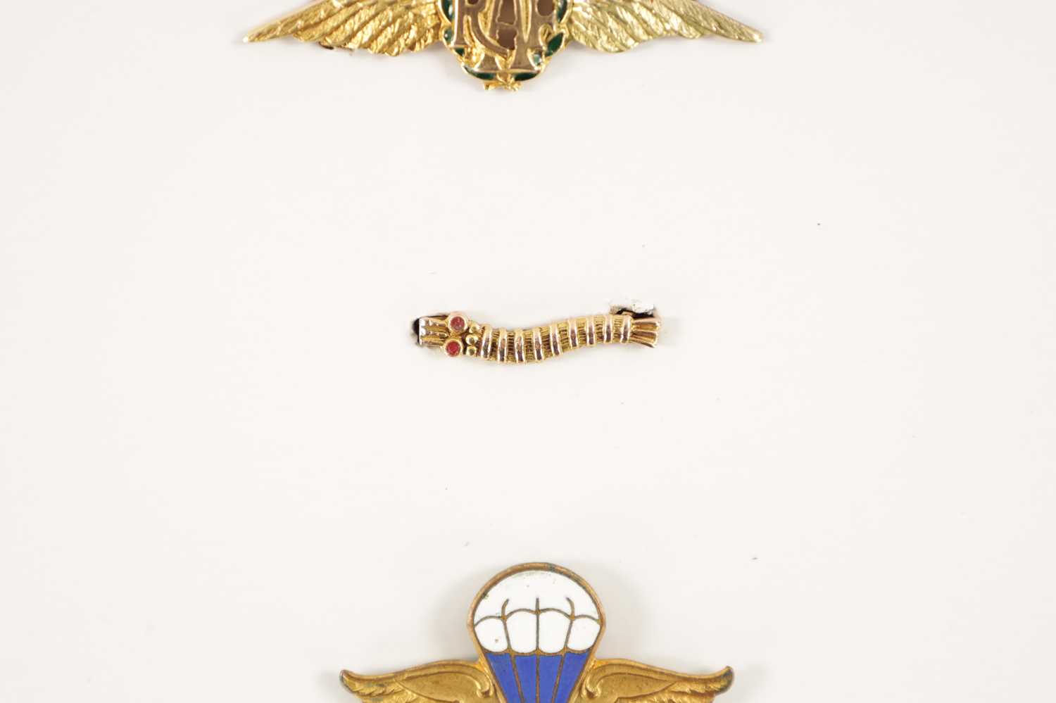 A RARE WW2 GOLD CATERPILLAR CLUB BADGE WITH RUBY EYES AWARDED TO SERGEANT S.J. HARDING - Image 5 of 10