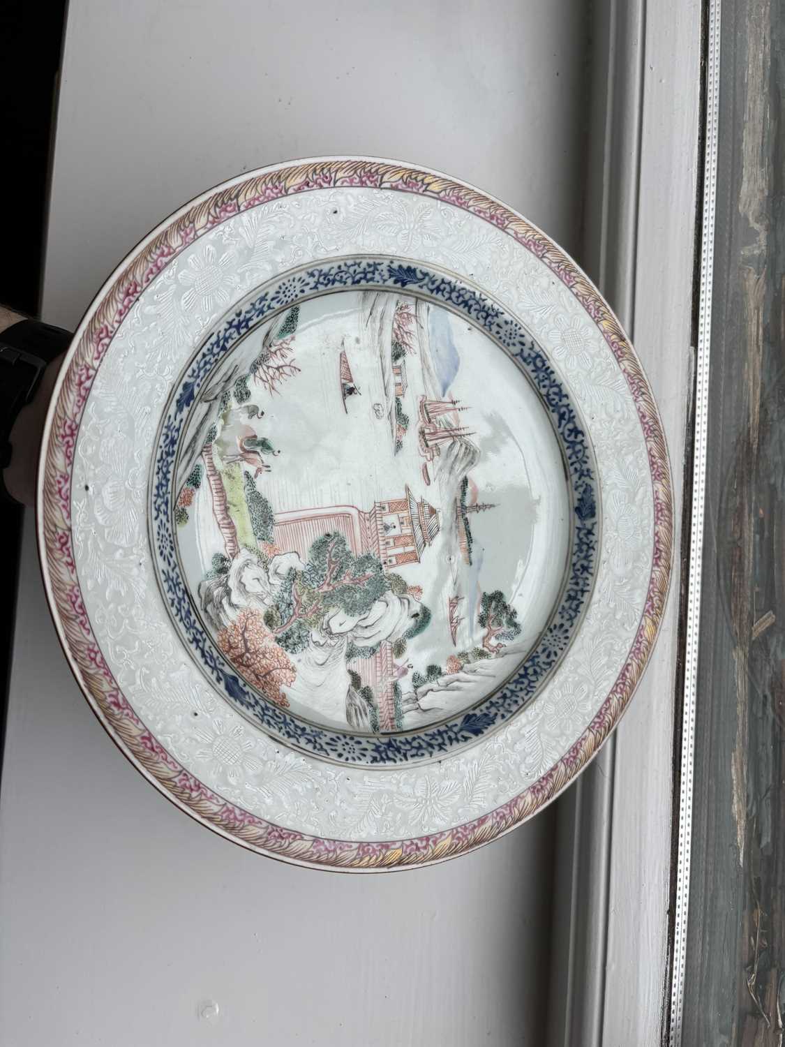 AN 18TH CENTURY CHINESE FAMILLE ROSE PORCELAIN CABINET PLATE - Image 8 of 12