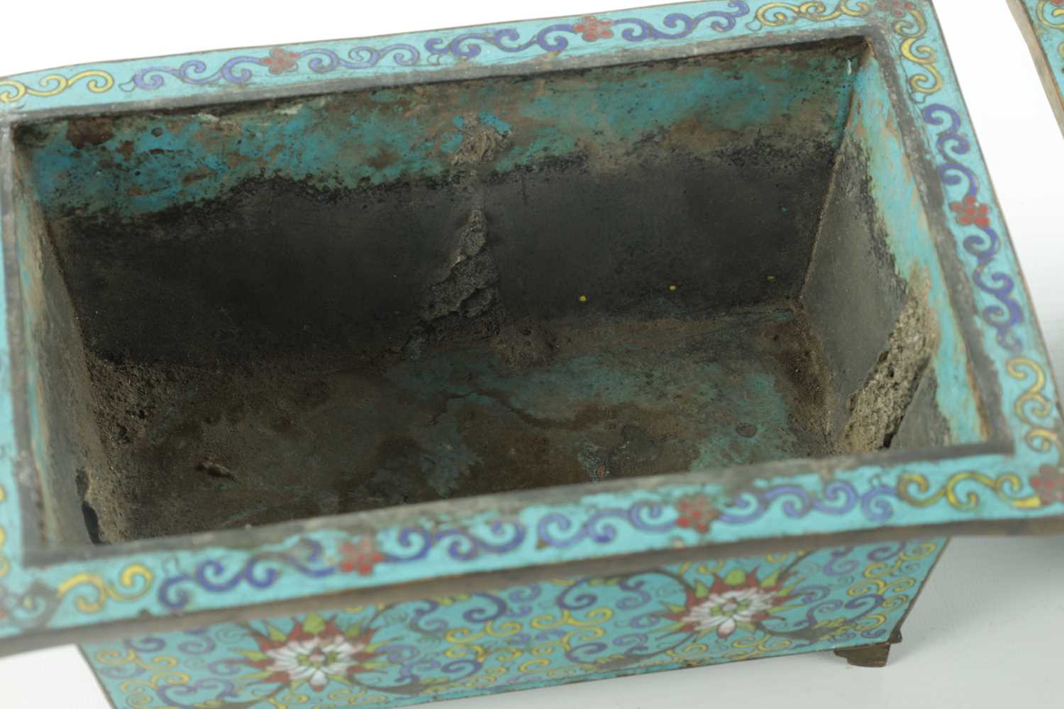 A PAIR OF 19TH CENTURY CHINESE CLOISONNÉ PLANTERS - Image 3 of 8