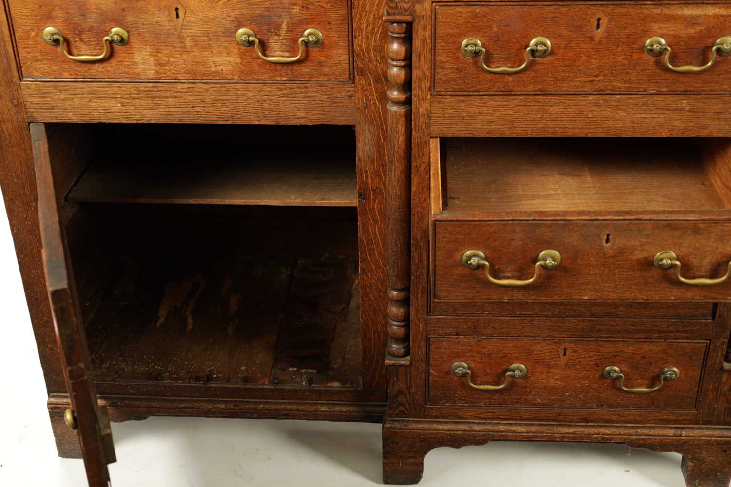 A LATE 18TH CENTURY WELSH OAK DRESSER AND RACK - Image 8 of 10