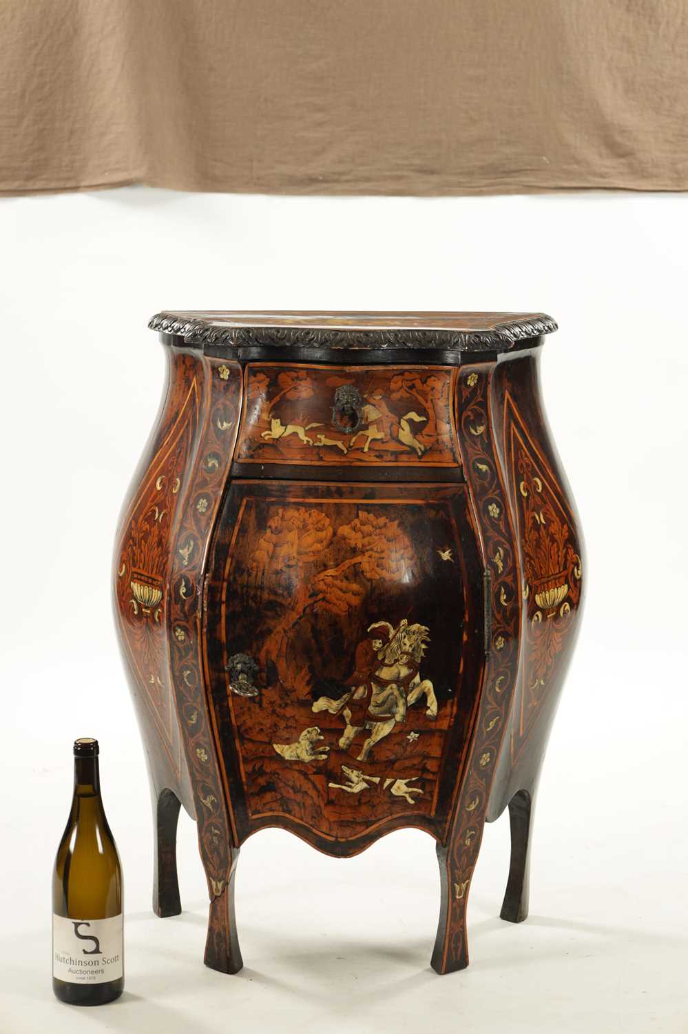 AN EARLY 18TH CENTURY ITALIAN MARQUETRY AND BONE INLAID COMMODE OF SMALL SIZE - Image 2 of 9