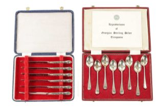 A CASED SET OF GEORGIAN-STYLE SILVER TEASPOONS AND CASED CAKE KNIVES