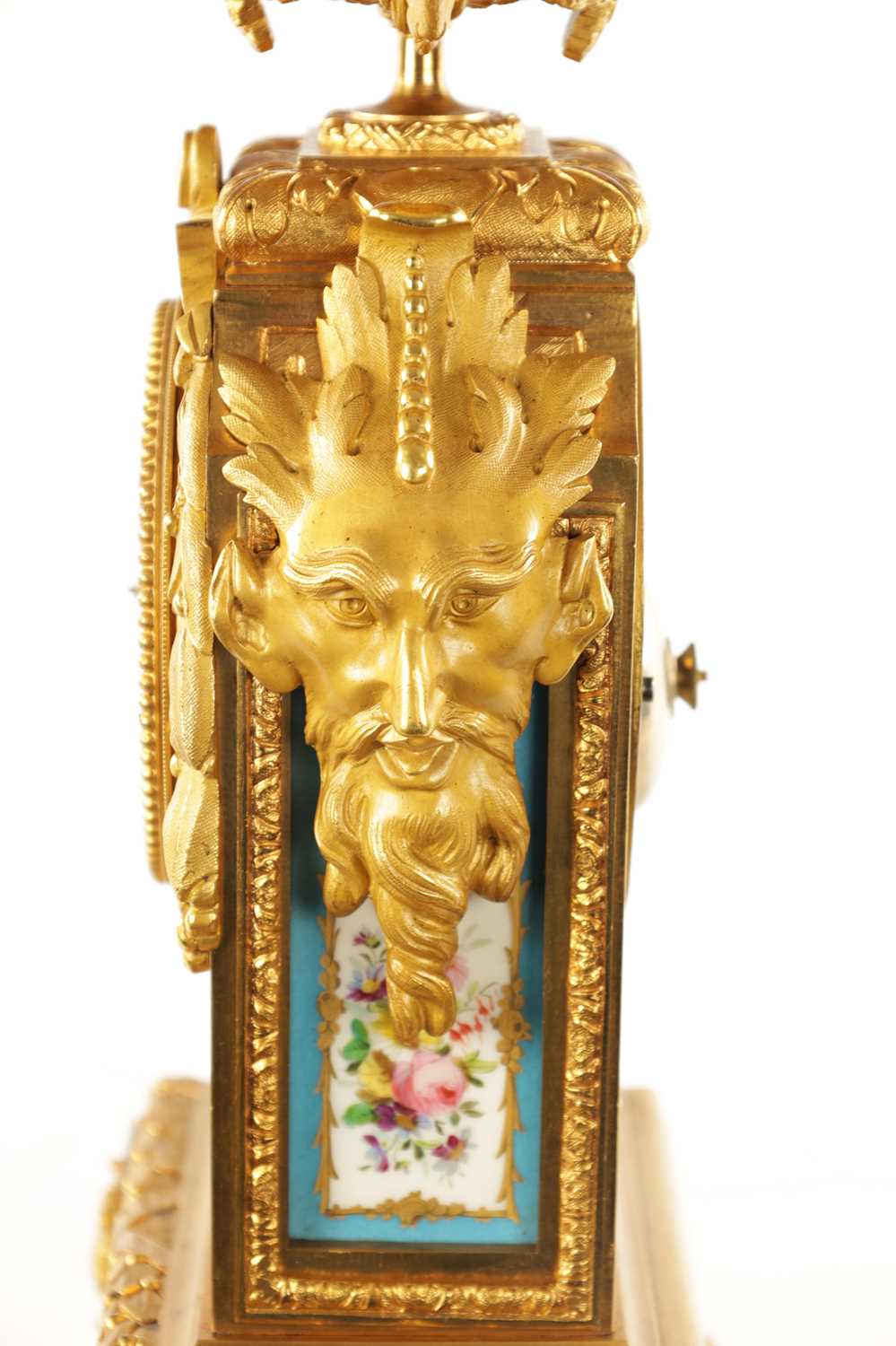 A LATE 19TH CENTURY FRENCH PORCELAIN PANELLED ORMOLU MANTEL CLOCK - Image 5 of 10