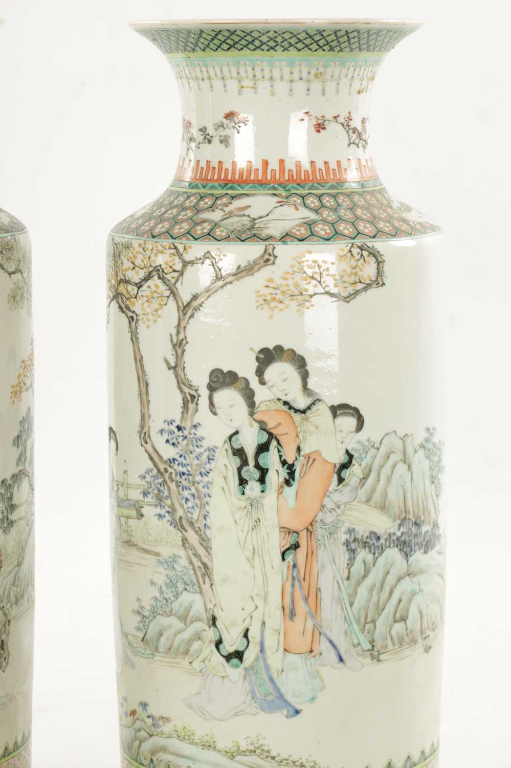 A PAIR OF CHINESE REPUBLIC FAMILLE VERTE CYLINDRICAL VASES - Image 6 of 19