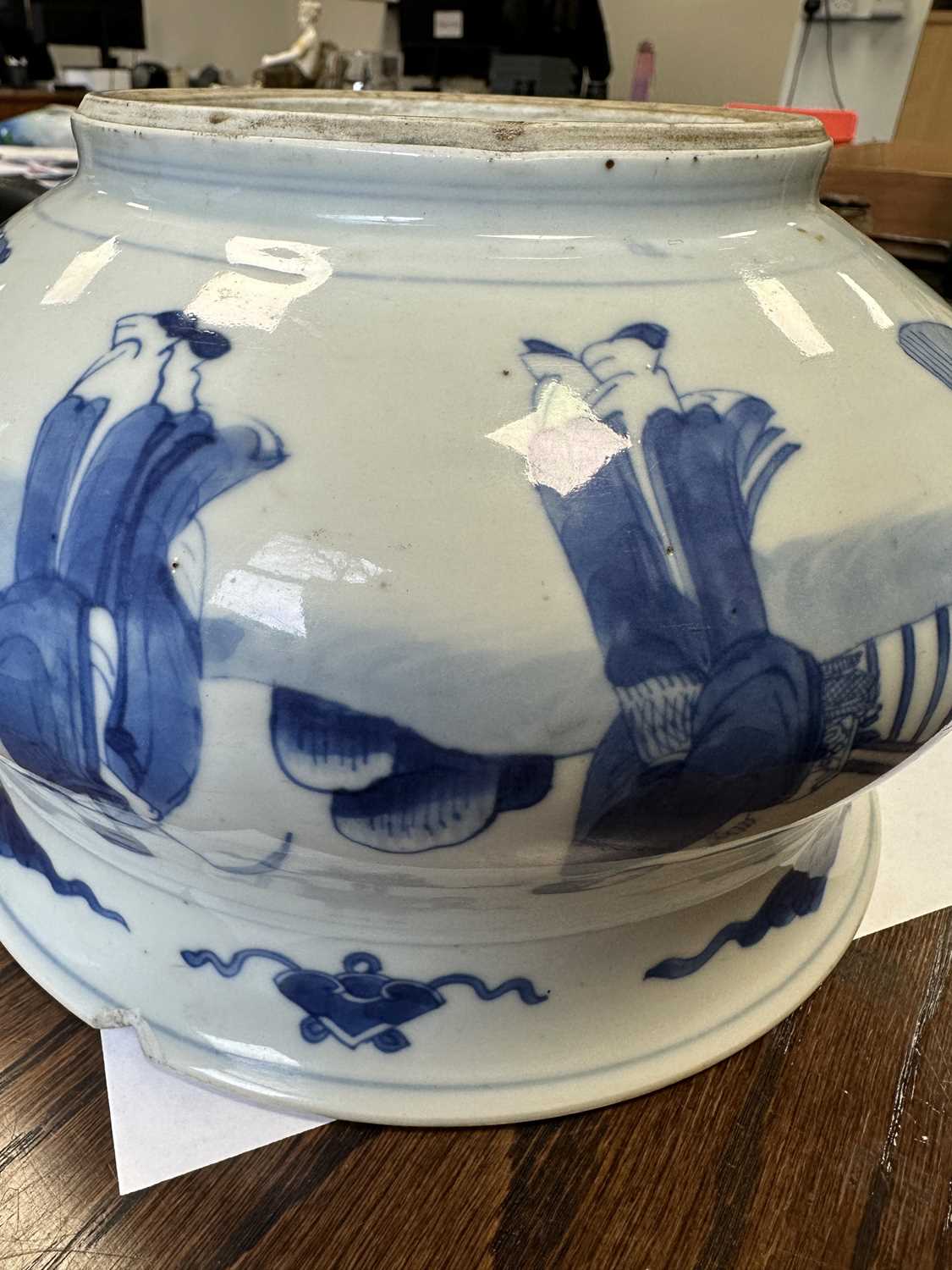 A CHINESE MING DYNASTY BLUE AND WHITE PORCELAIN CENSER ON HARDWOOD STAND - Image 9 of 16